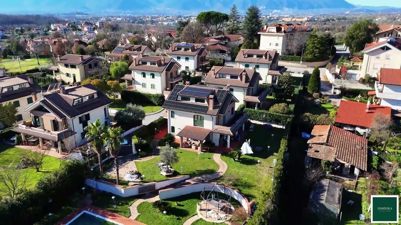 V2296 - Villa con piscina in contesto residenziale esclusivo