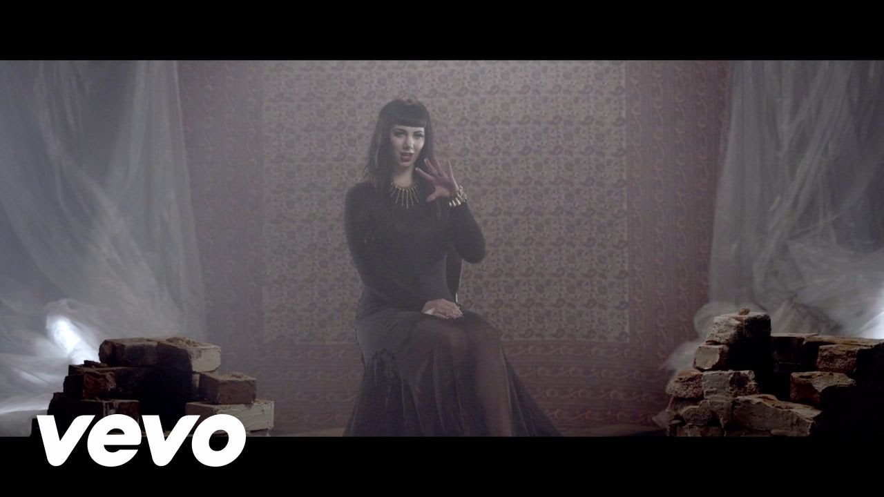 Queen of Hearts - Neon