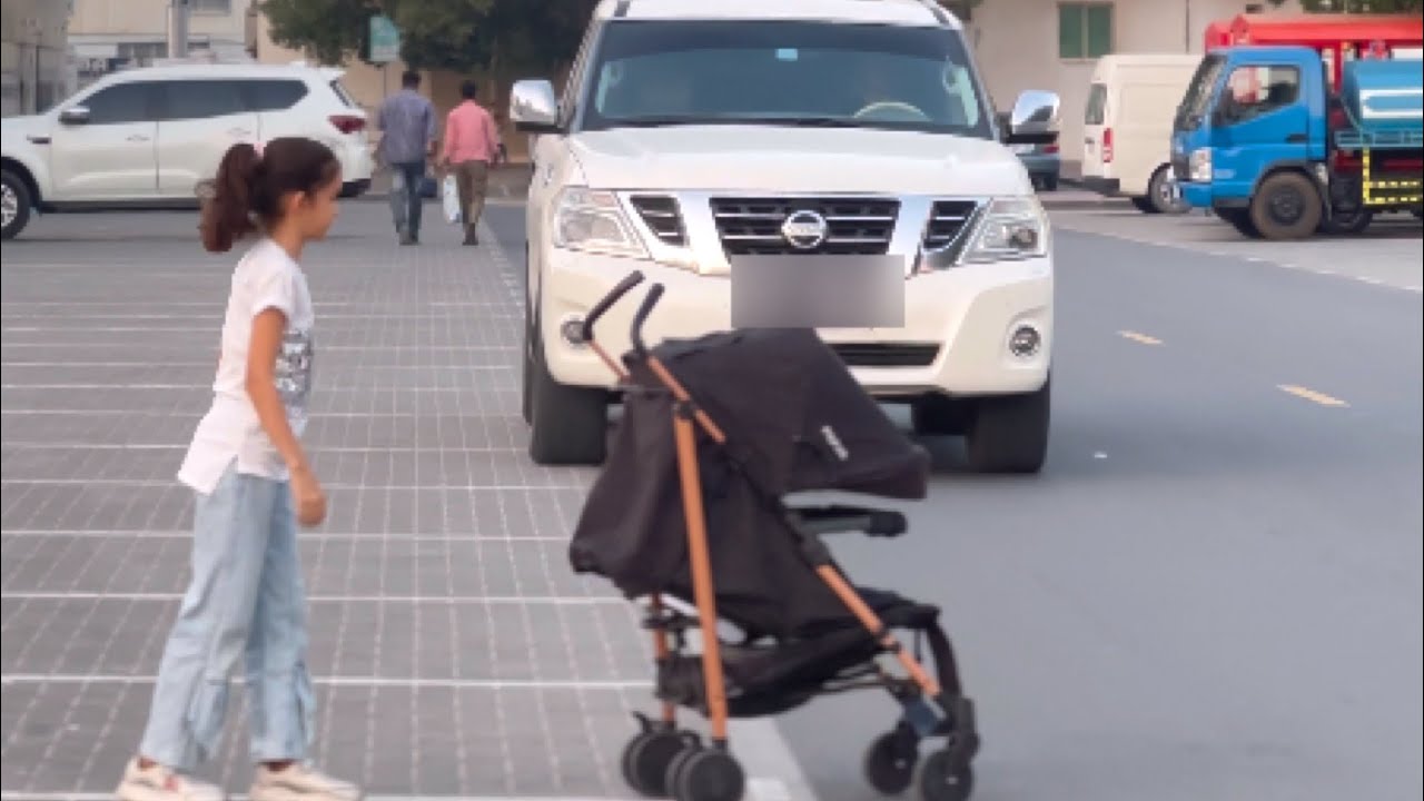 طفلة رمت عربة اختها امام سيارة الرجل الغني؟