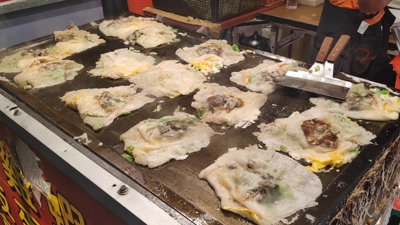 [ 台灣夜市 ] 台東觀光夜市[派大星]蚵仔煎！一次製作15個! | Taiwanese Street Food The Fastest Fried Oyster!