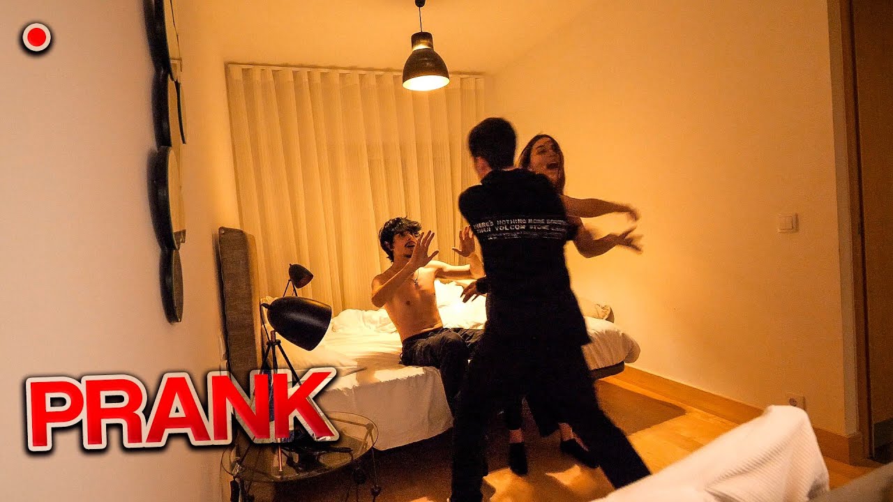 Apanhei o Cabana com a Tatiana na cama - PRANK