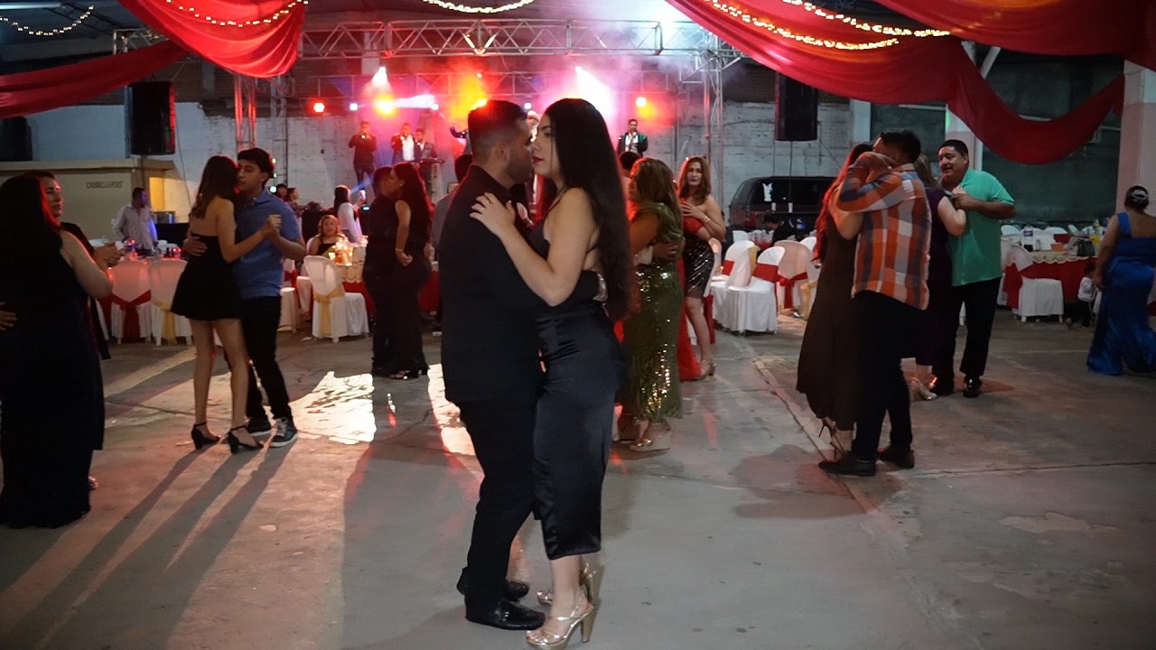 QUE BONITO SE DIVERTIO LA QUINCEAÑERA EN SU FIESTA #viralvideo #baile