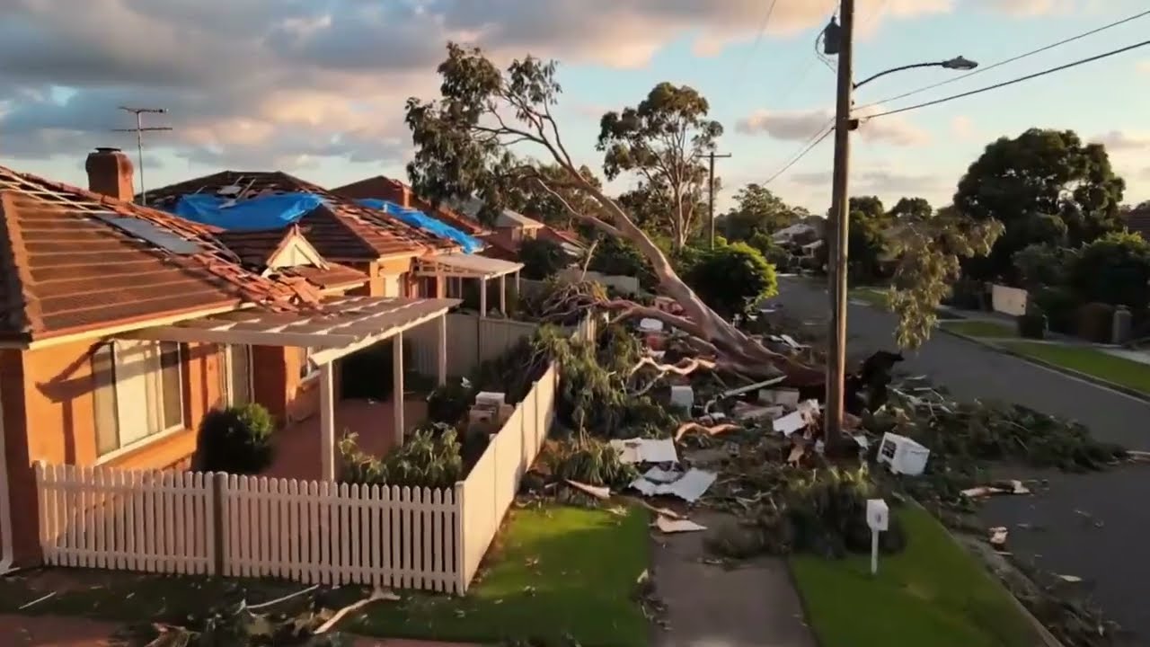 Торнадо обрушился на запад Мельбурна! Редкий шторм обрушился на Верриби 🌪️