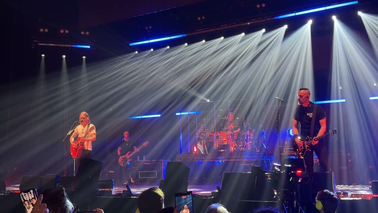 Alter Bridge - Watch Over You(with Wonderful Life intro) @ O2 Arena London 4/3/26