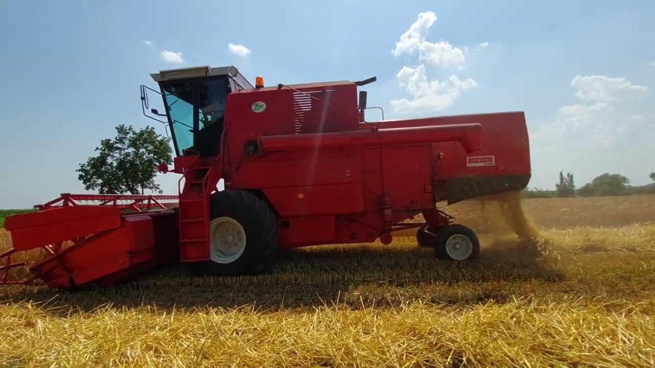 Żniwa 2022 jęczmień ozimy rekordowy plon w gospodarstwie. Bizon Super Z056 Valtra A83 Autosan D-55