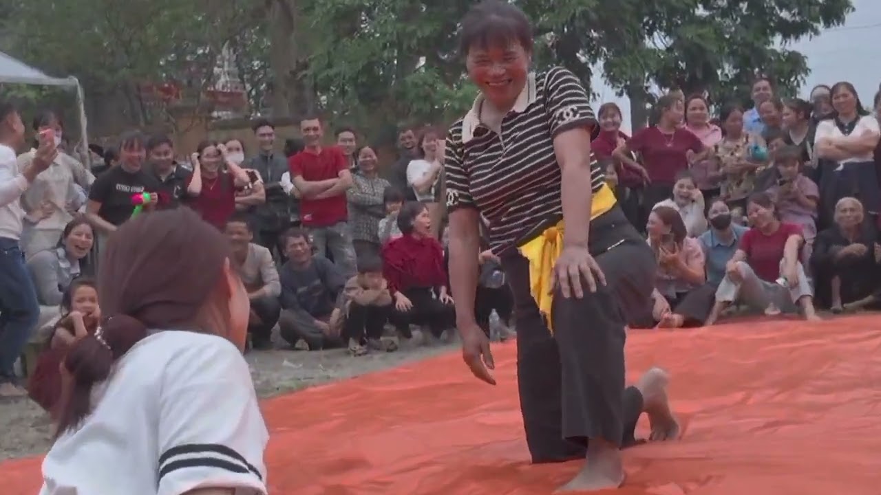 Hội Làng Vật Nữ Rất Kịch Tính 