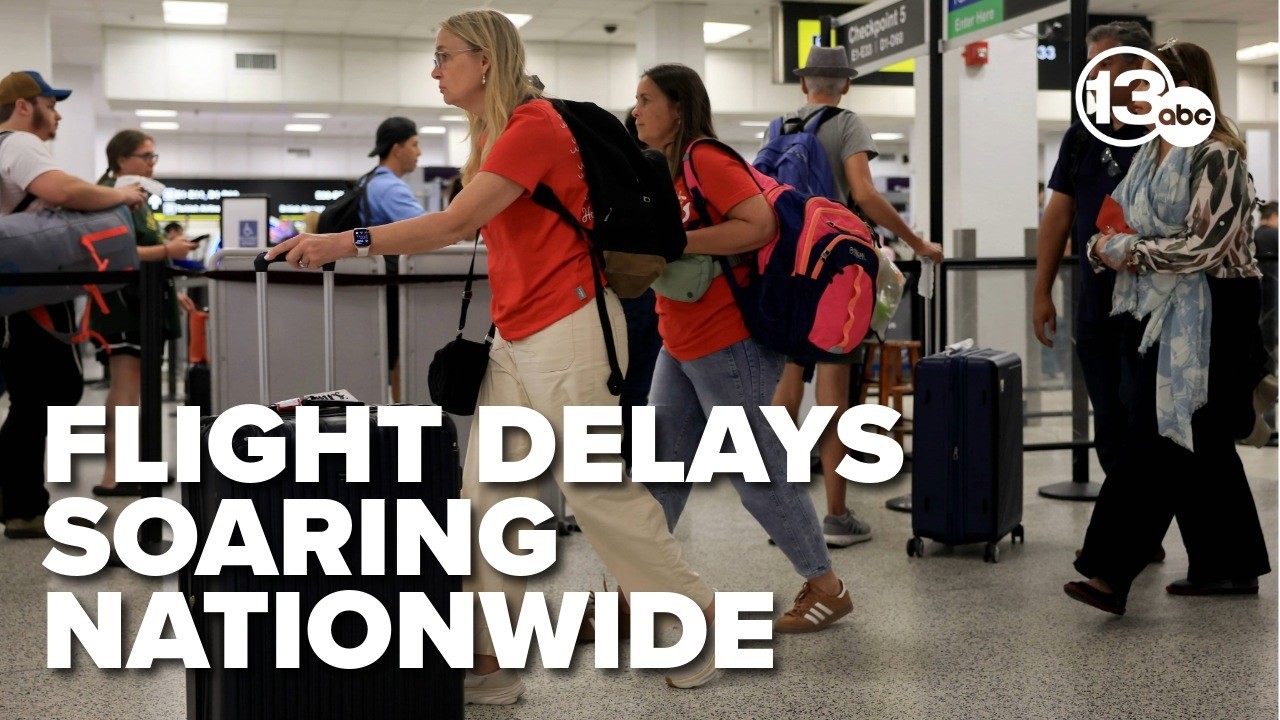 Из-за нехватки персонала в TSA в аэропортах наблюдаются многочасовые задержки, поскольку приостан...