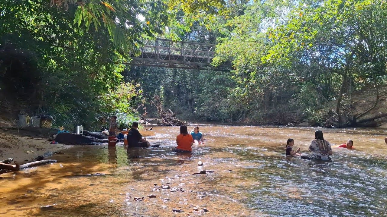 Mandi sungai adis di Bau kuching