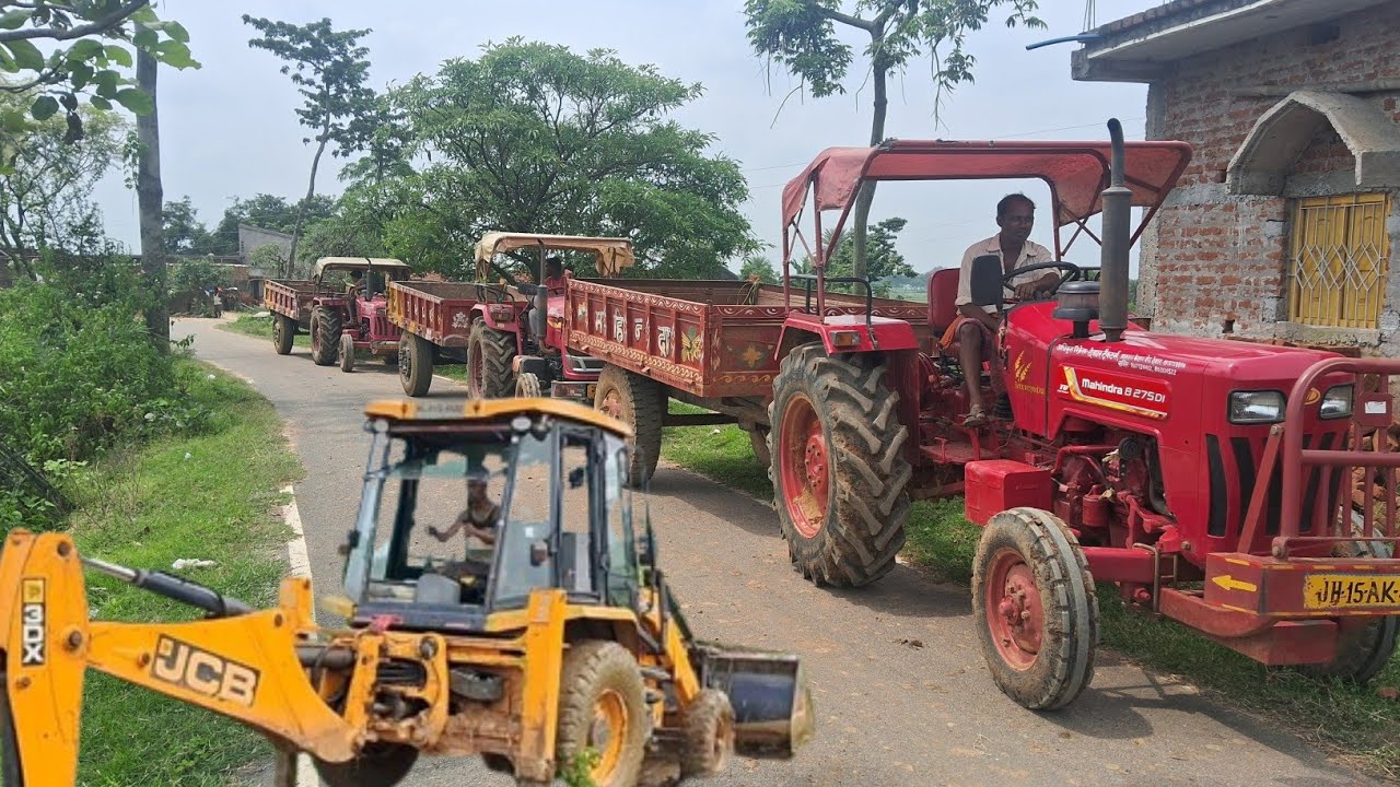 देखिए कैसे तीन-तीन महिंद्रा ट्रैक्टर कीचड़ वाले जगह से भी लोड लेकर बाहर आता है 