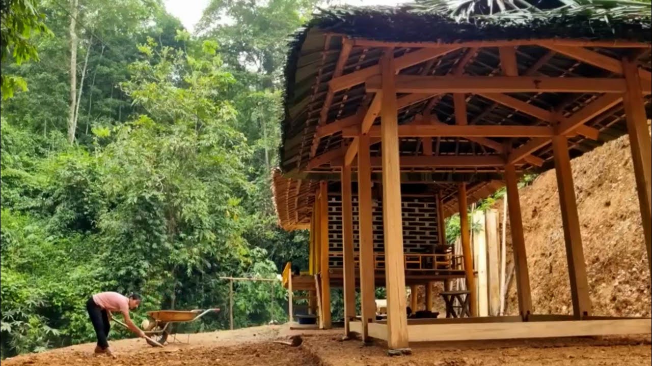 The house and kitchen are designed to be adjacent, using wood and bamboo