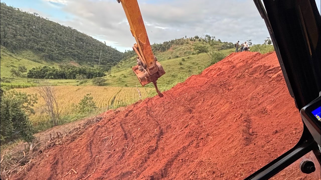 FAZENDO SULCAGEM PARA CAFÉ NO MORRO COM ESCAVADEIRA HIDRÁULICA KOMATSU 