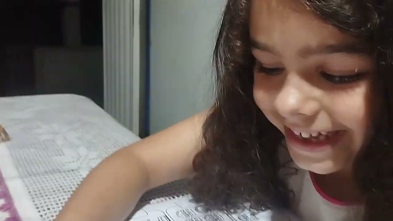 Beatriz fazendo a atividade matemática lendo muitas conversas #vlogbeatriz