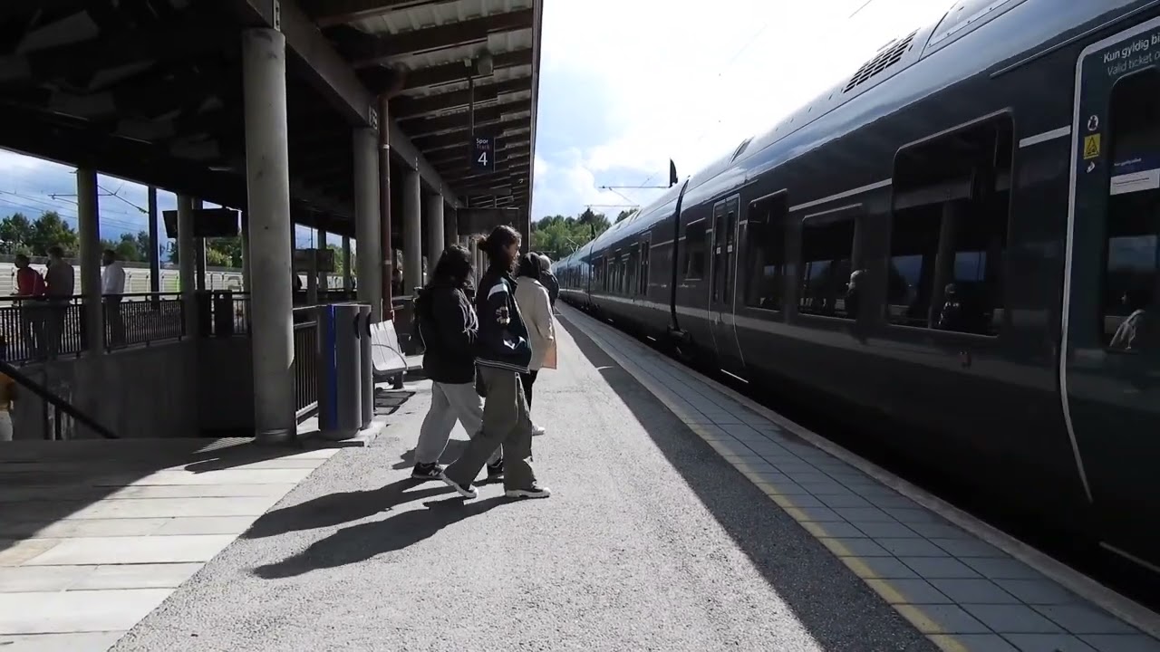 Trains at Kløfta station (Vy, Flytoget, SJ Nord)