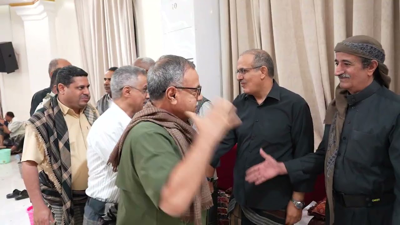 وزير الصحة يستقبل جموع المعزين بوفاة والده في عدن