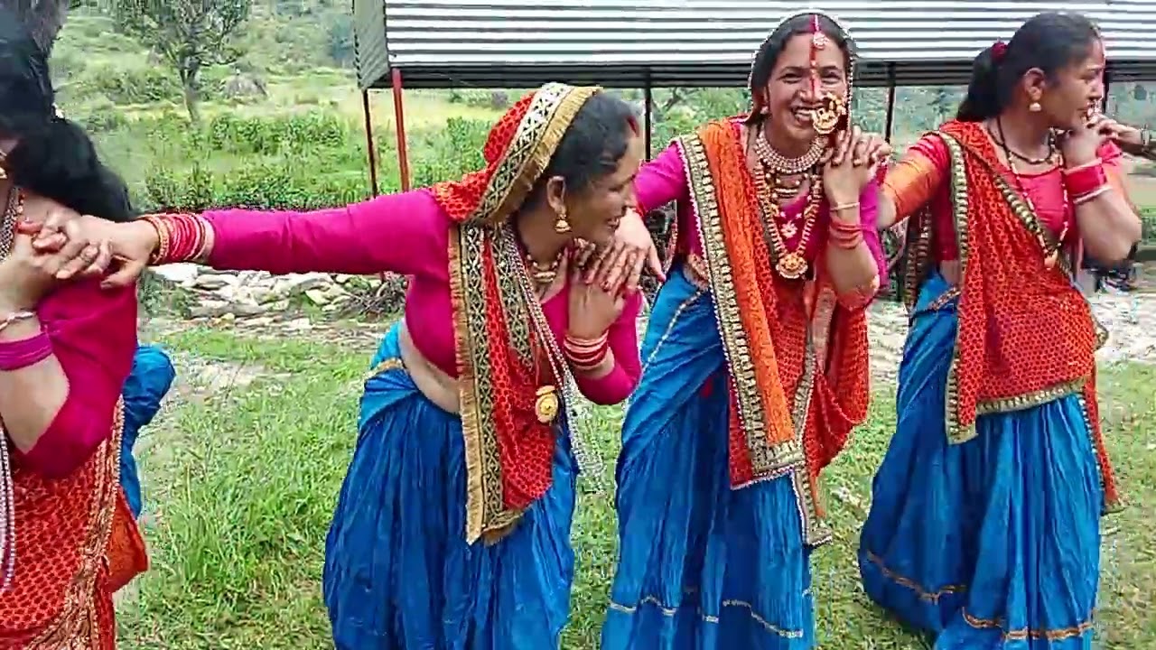 कर्मी में माता के दरबार में चाचरी का आनंद लेते हुए महिला शक्ति#ekmotahathighumechala 