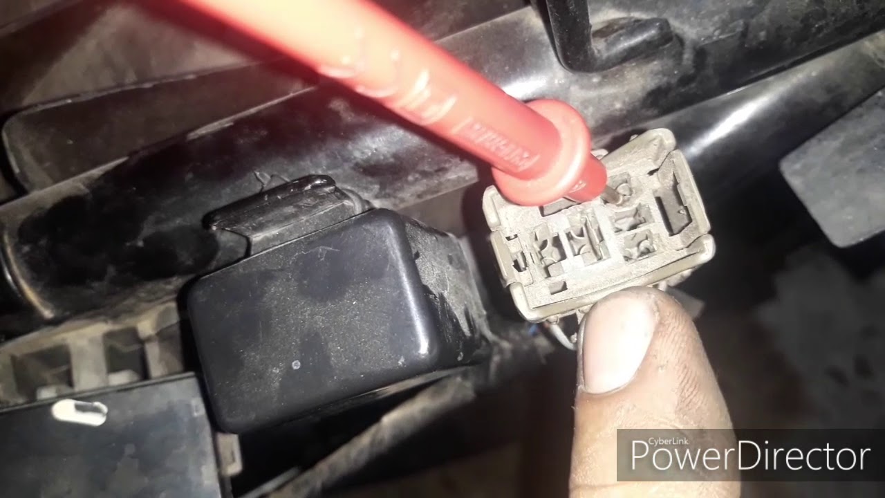 teste de alimentação positiva e negativo do conector do relé da bomba da CB 300 2011