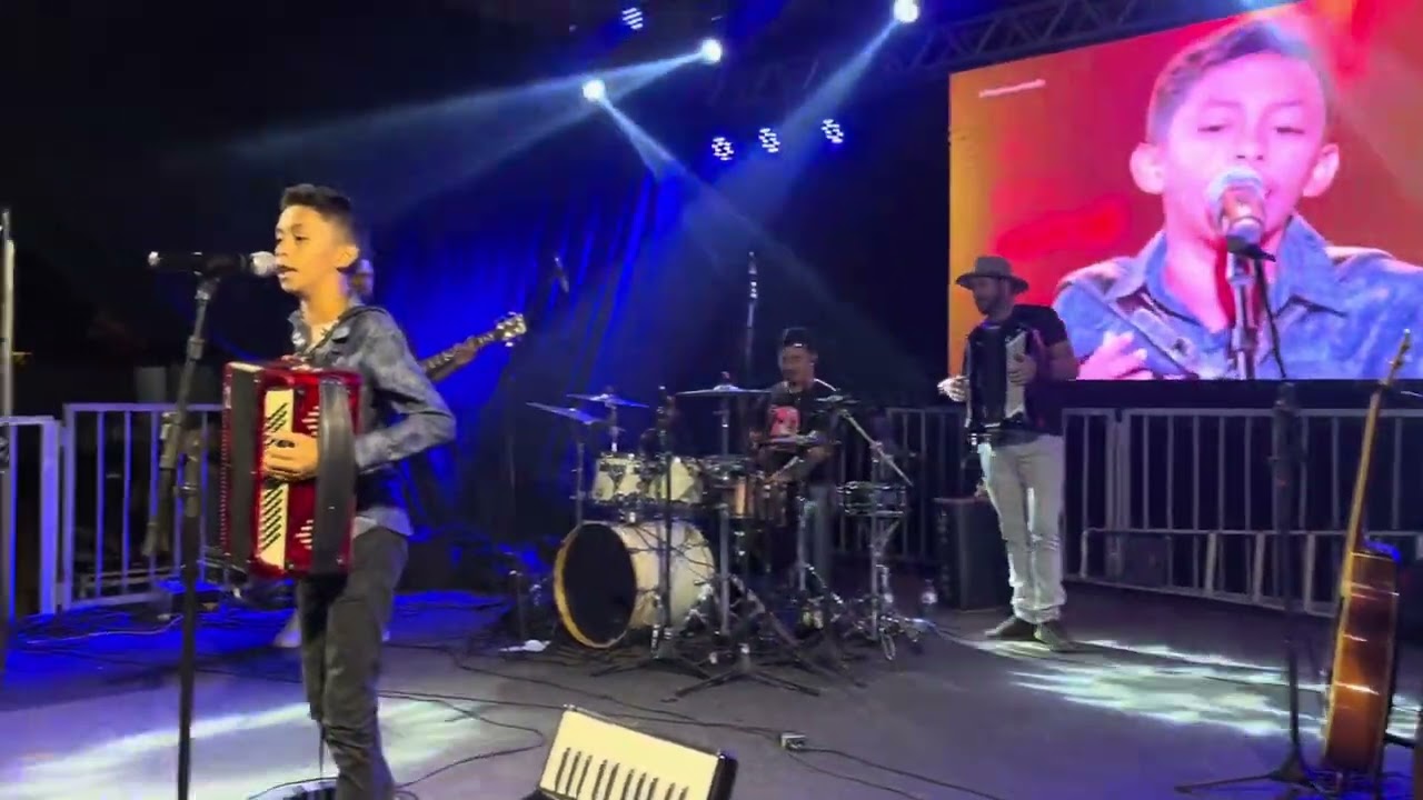 Alejandro Rodrigues -andorinha machucada ao vivo no primeiro show de sua carreira