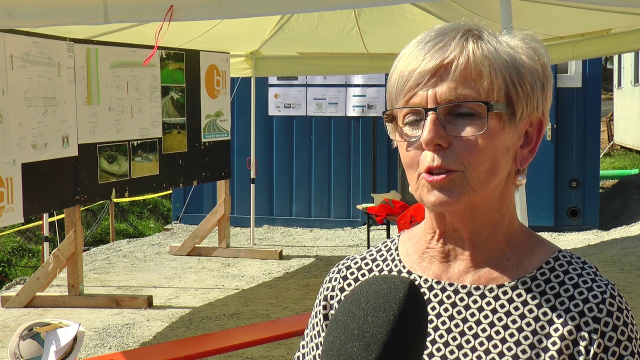 Landrätin Rita Röhrl macht sich ein Bild vom Baufortschritt bei Hochbühl