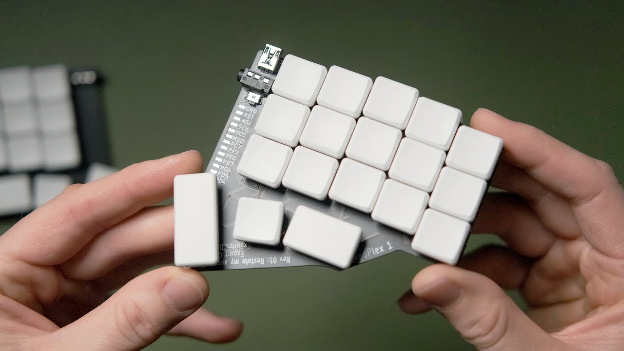 GergoPlex – A Detailed Look At This Ultra-Minimal Mechanical Split Keyboard