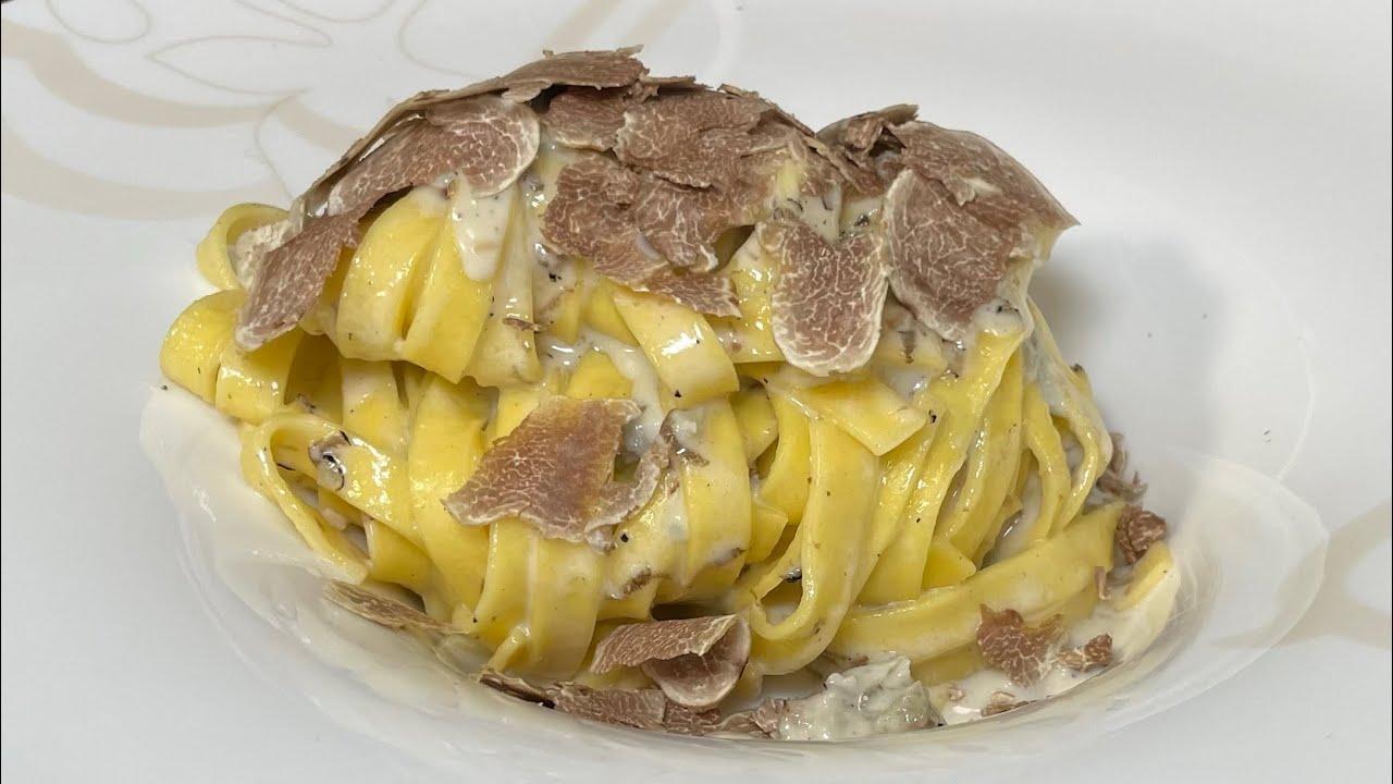 Fettuccine al Gorgonzola e Tartufo Bianco e Nero