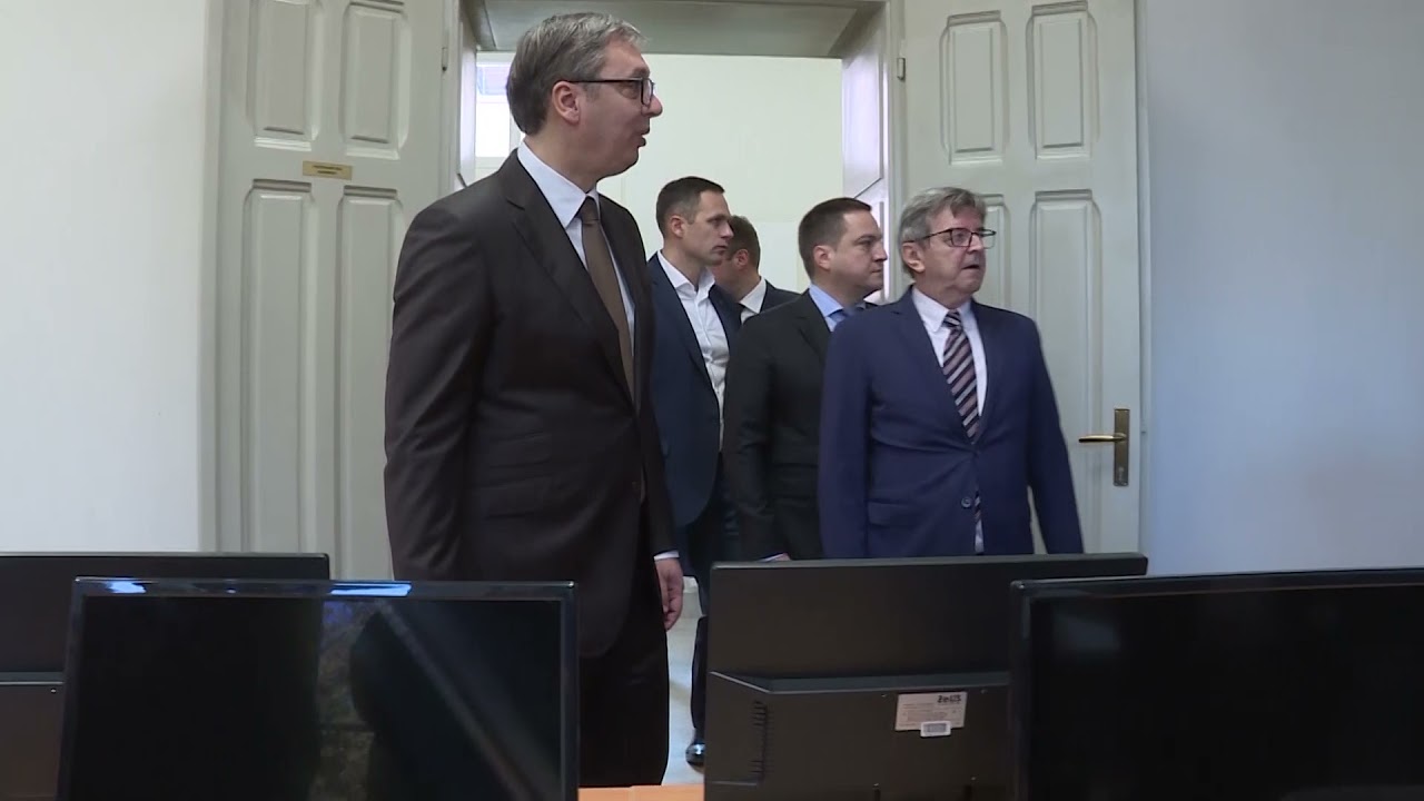 Vučić u poseti Zemunskoj gimnaziji povodom Dana škole
