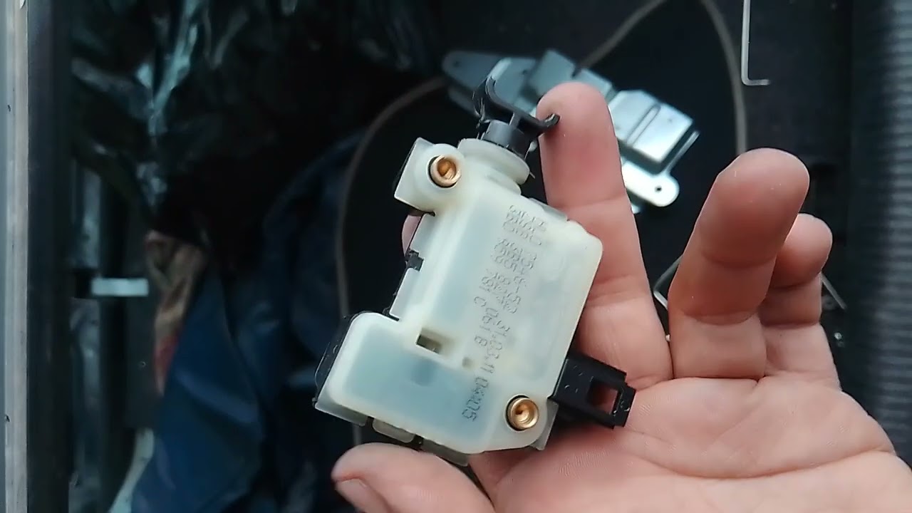 cambio de accionador de leva que abre  la cajuela de un Jetta clásico 2012