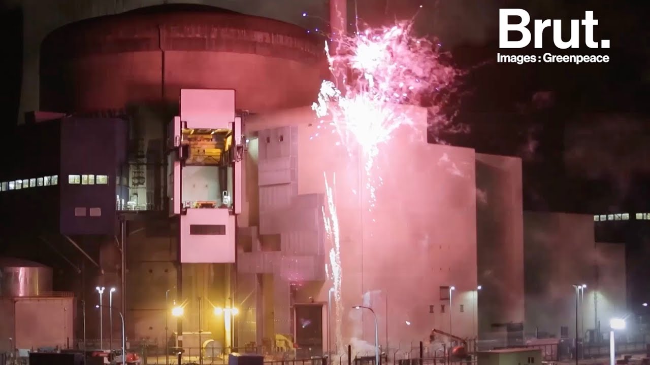 Des militants Greenpeace tirent des feux d'artifices dans une centrale nucléaire