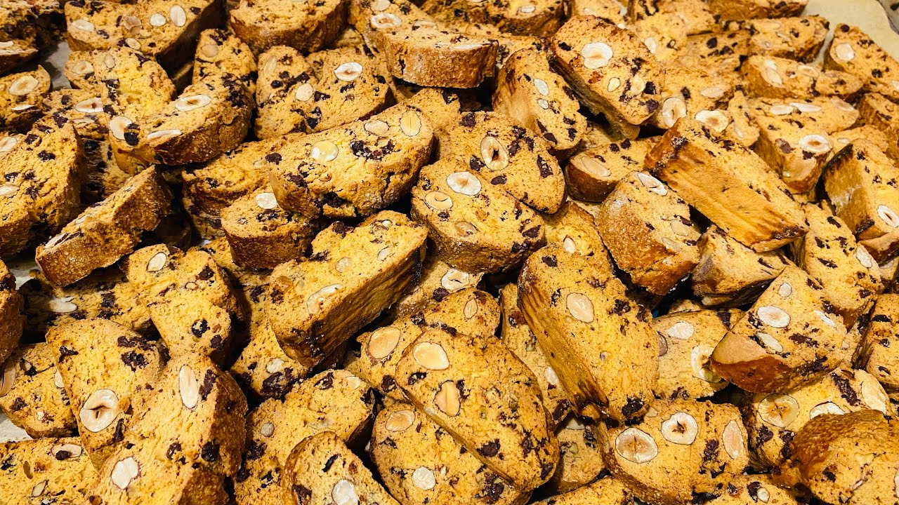 Buoni da impazzire. I cantucci con mandorle nocciole e cioccolato. Che ve lo dico a fà !!!