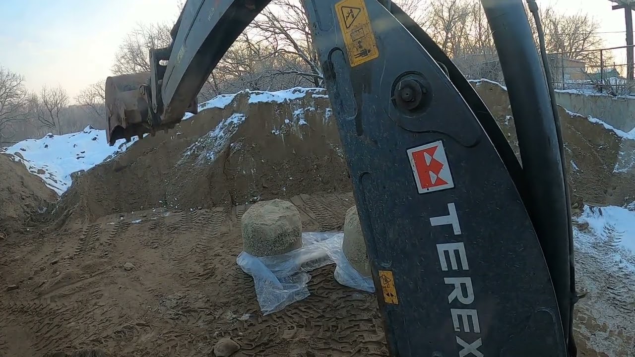 Грузим, долбим,чистим. Вот такие работы за день на погрузчике-экскаваторе TEREX 815 -TLB.