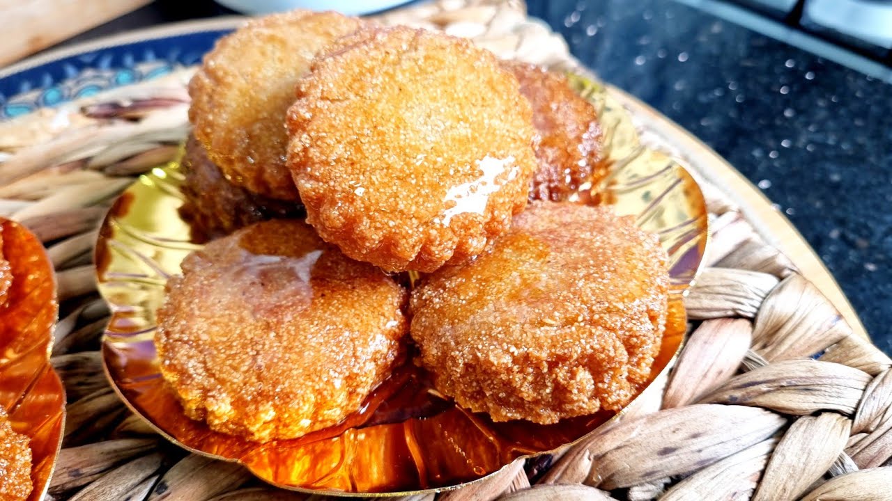 مطبخ ام وليد / مثقبة معسلة و مرملة بالسميد فقط و بمكون عطاها بنة مميزة 😋.