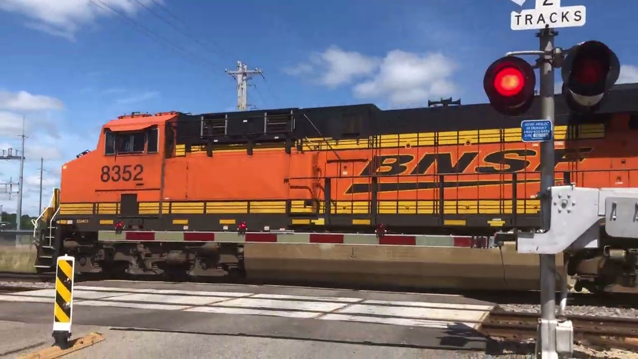 (New E Bell) BNSF 8352 through Zebulon Street Railroad Crossing.