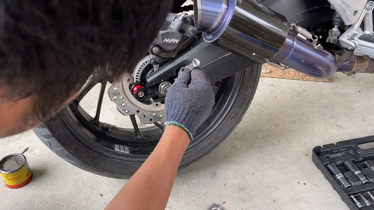 Honda CBR650F Rear Stand pick up Installation #honda #650f #hondacbr650f #hondacbr