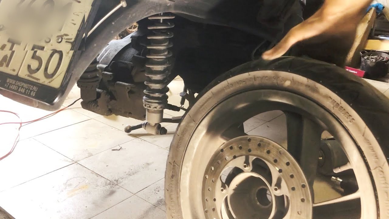 Как снять заднее колесо максискутера Aprilia Atlantic 500. Закисли болты