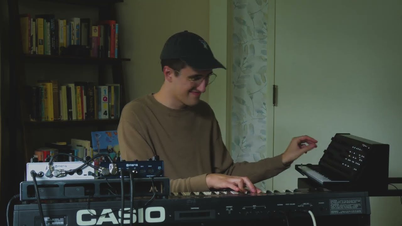 22 minutes of warm, ambient synthesizer for your morning.