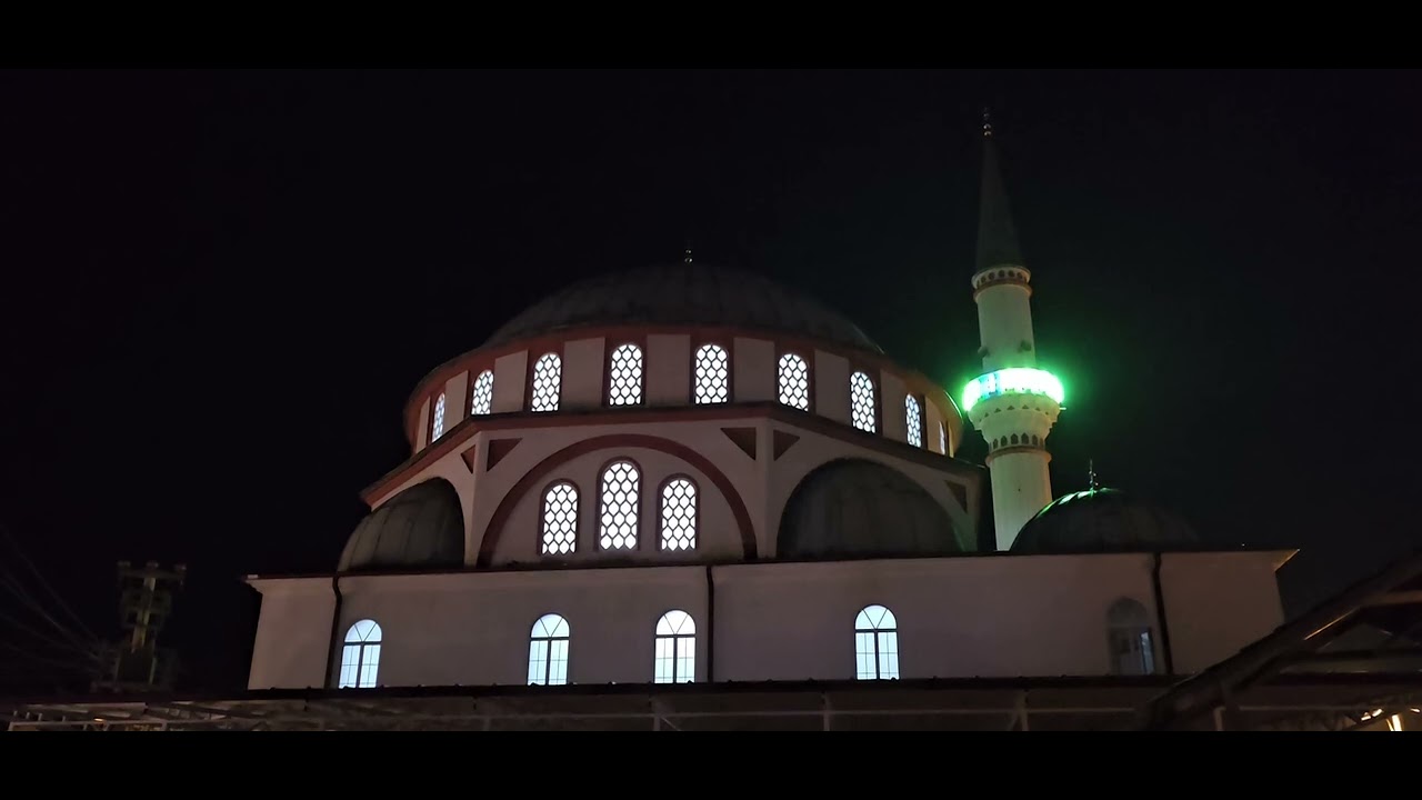 أذان العشاء من أحد مساجد محافظة كوجايلي بتركيا
