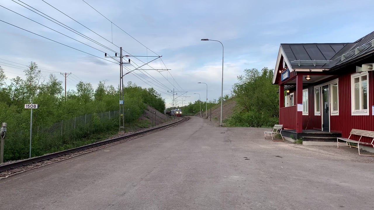 Ett LKAB malmtåg passerar Abisko turiststation