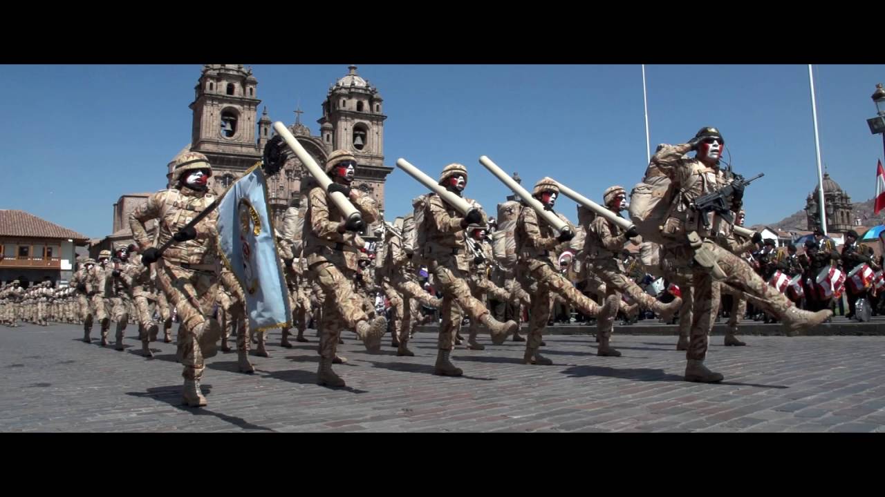 Desfile Civico Militar en la ciudad de Cusco