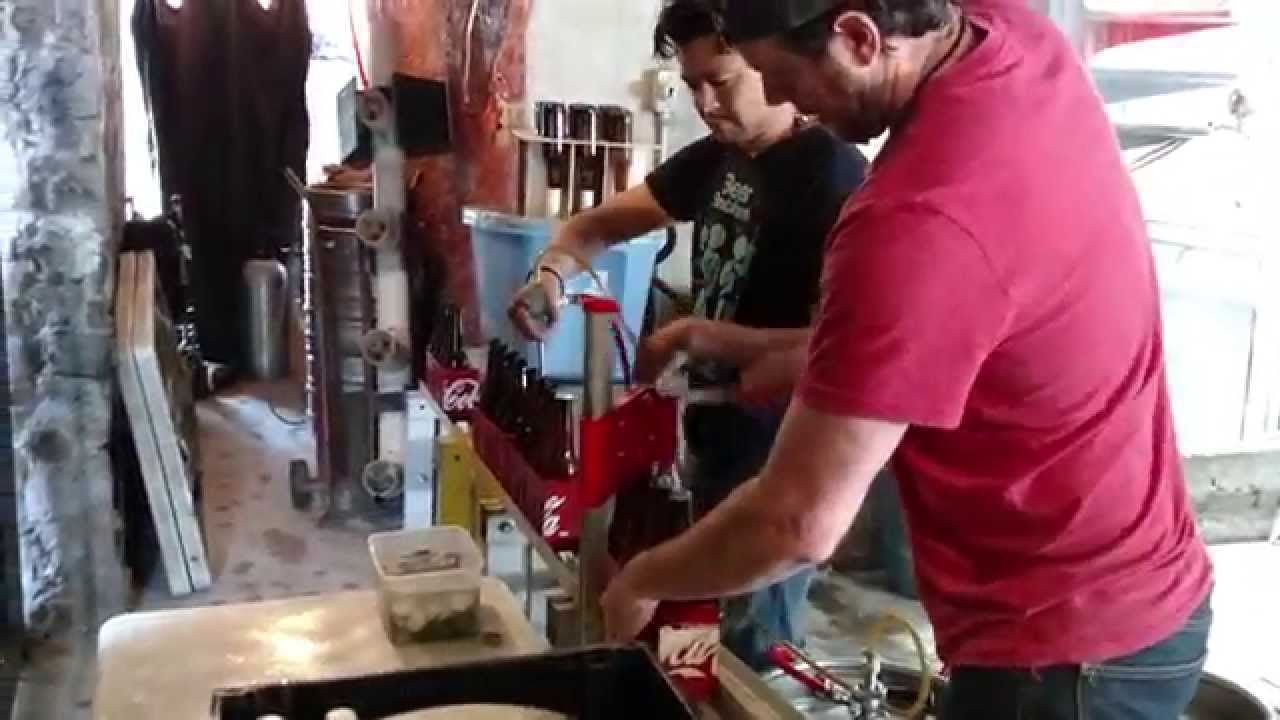 Embotellando en Cervezas 19 Norte