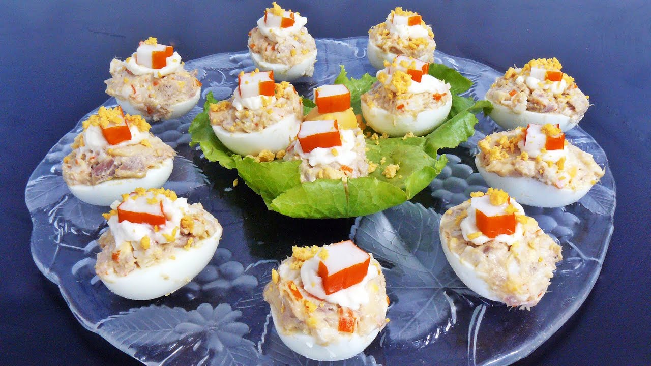 Huevos rellenos de palitos de cangrejo y atún
