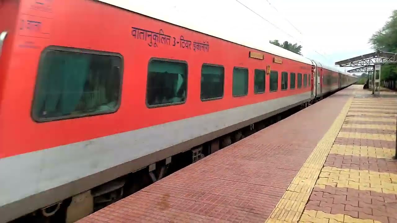 12809-Mumbai CSMT - Howrah Mail Amazing Platform skip SUPER WINDY