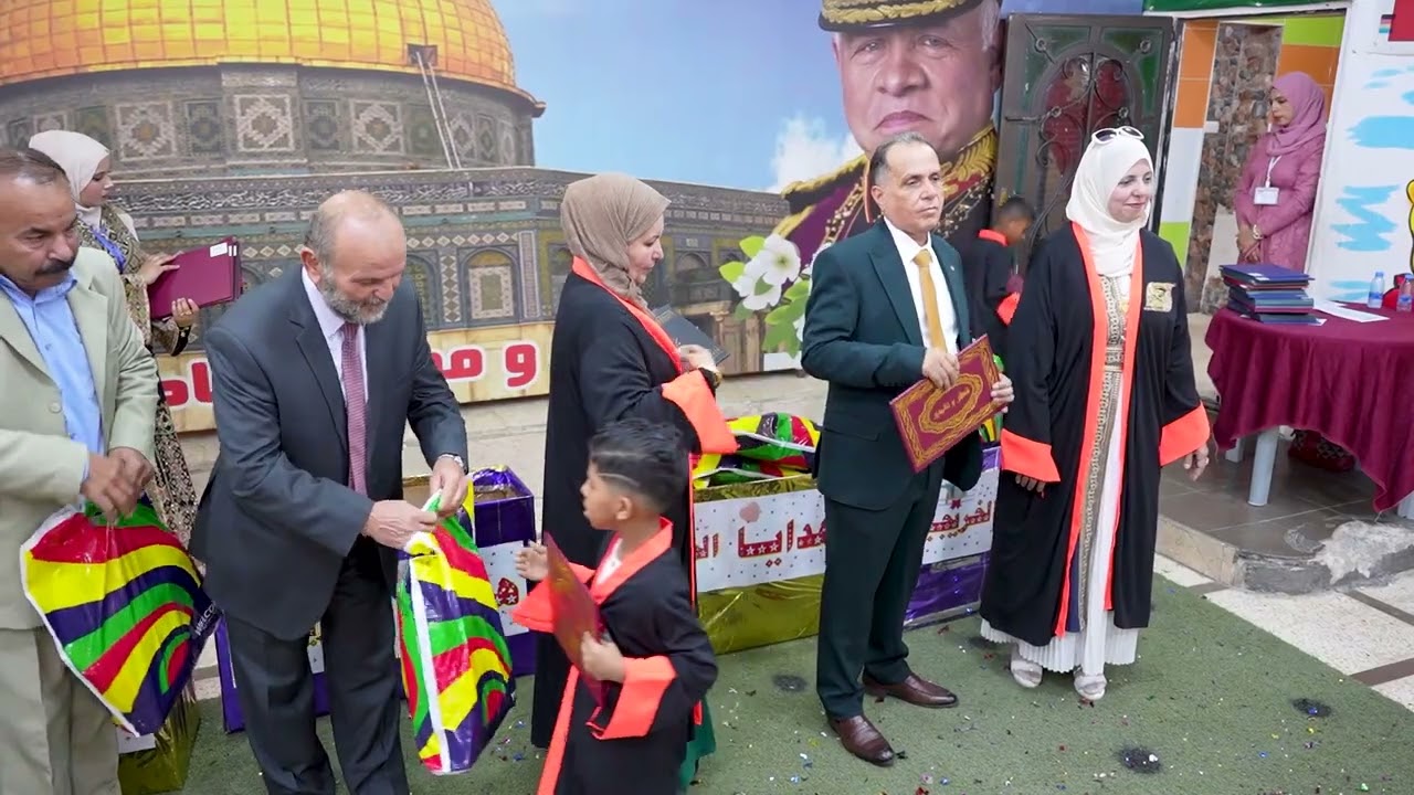 تسليم شهادات للخريجين في احتفال تخريج روضة فاطمة الزهراء للتميز 2024/2025