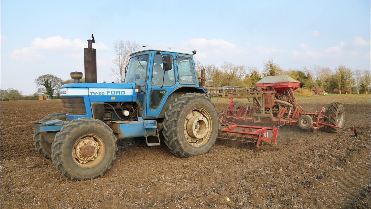 Classic 1983 Ford TW-20 with Lely Rottera + MF 30 / Accord Pneumatic conversion | Drilling peas
