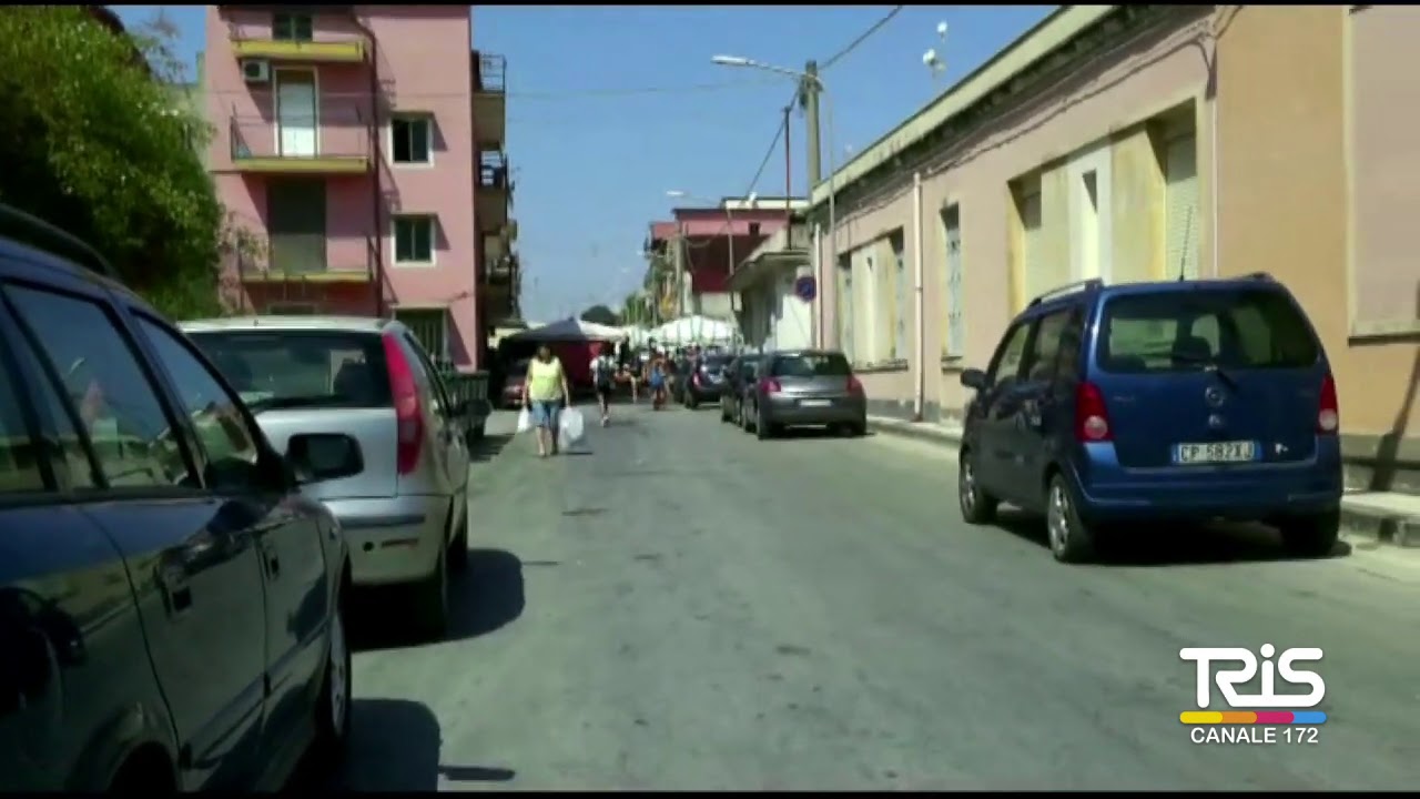 Villasmundo, bimbo precipita nel vuoto