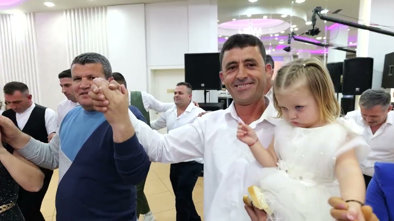 Sipas tradites i Zoti shtepise hap Dasmen.Saimir Ahmeti, Elis Ferra  super atmosfer...