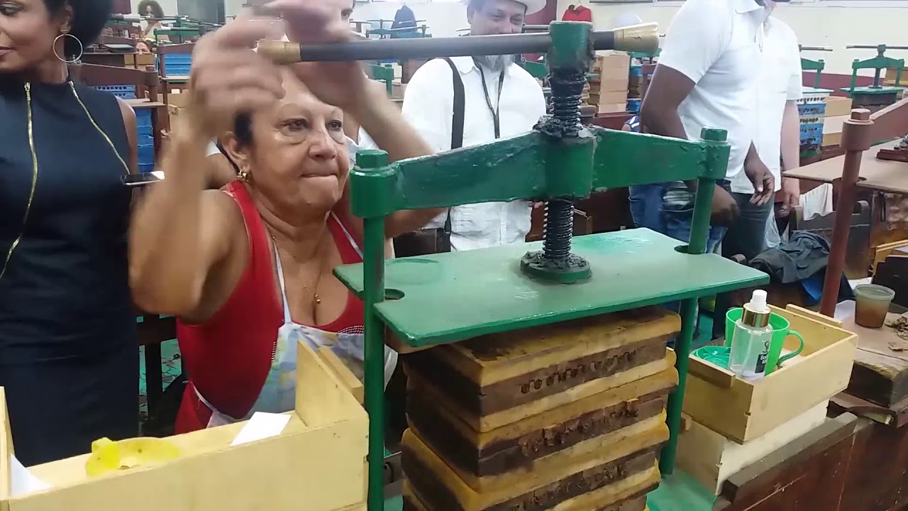 Desde la fábrica de tabaco La Corona, aprendemos el artesanal proceso de elaboración de los Habanos