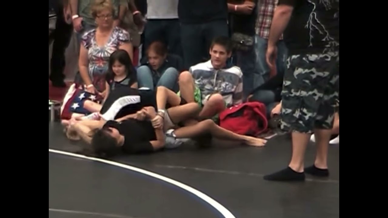 Young girls no gi jiu jitsu foot on face #girlsjiujitsu #grappling #jiujitsu