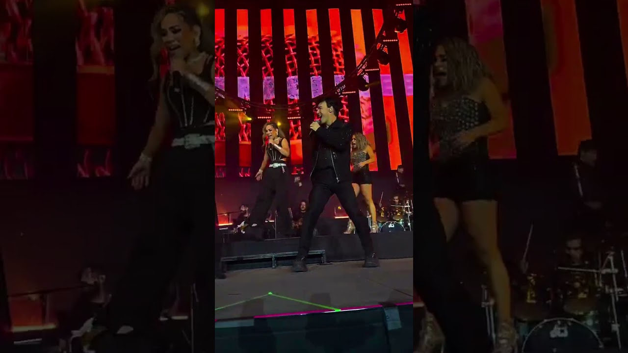 Mar Rendón junto a Ex Académicos cantando el himno de la Academia  en el Generaciones Tour