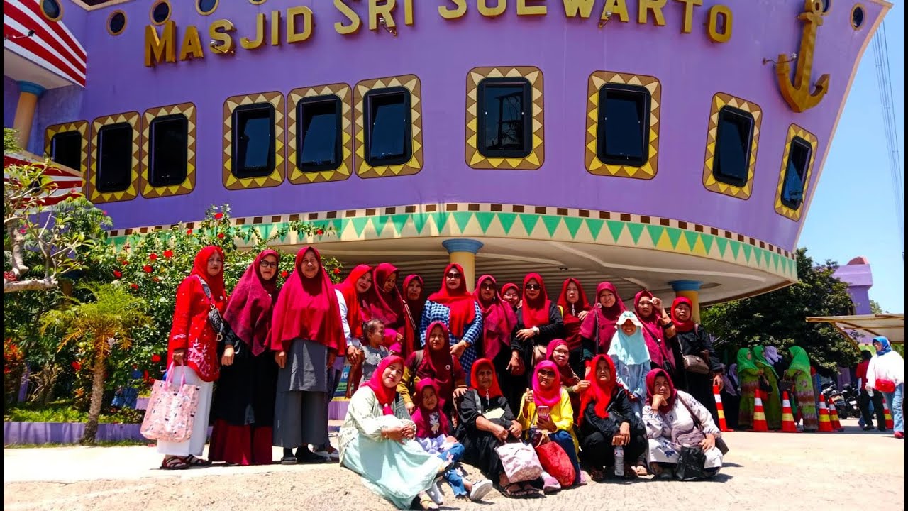 Cantik! Masjid Warna Ungu Berbentuk Perahu yang Eksis di Sukabumi