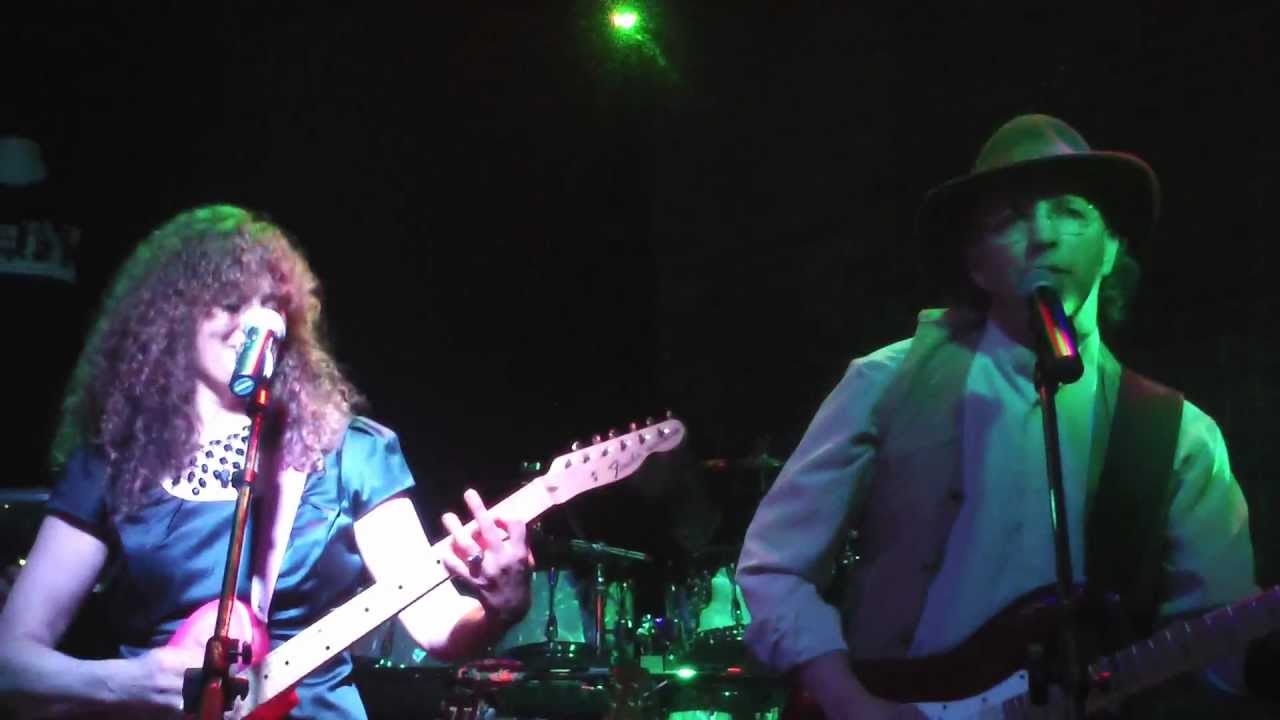 Doug and Linda Smith cover Pride and Joy at one of their shows.