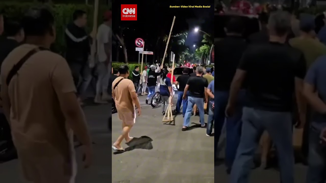 Warga Usir Perusuh dari Depan Summarecon Bekasi #WargaJagaWarga
